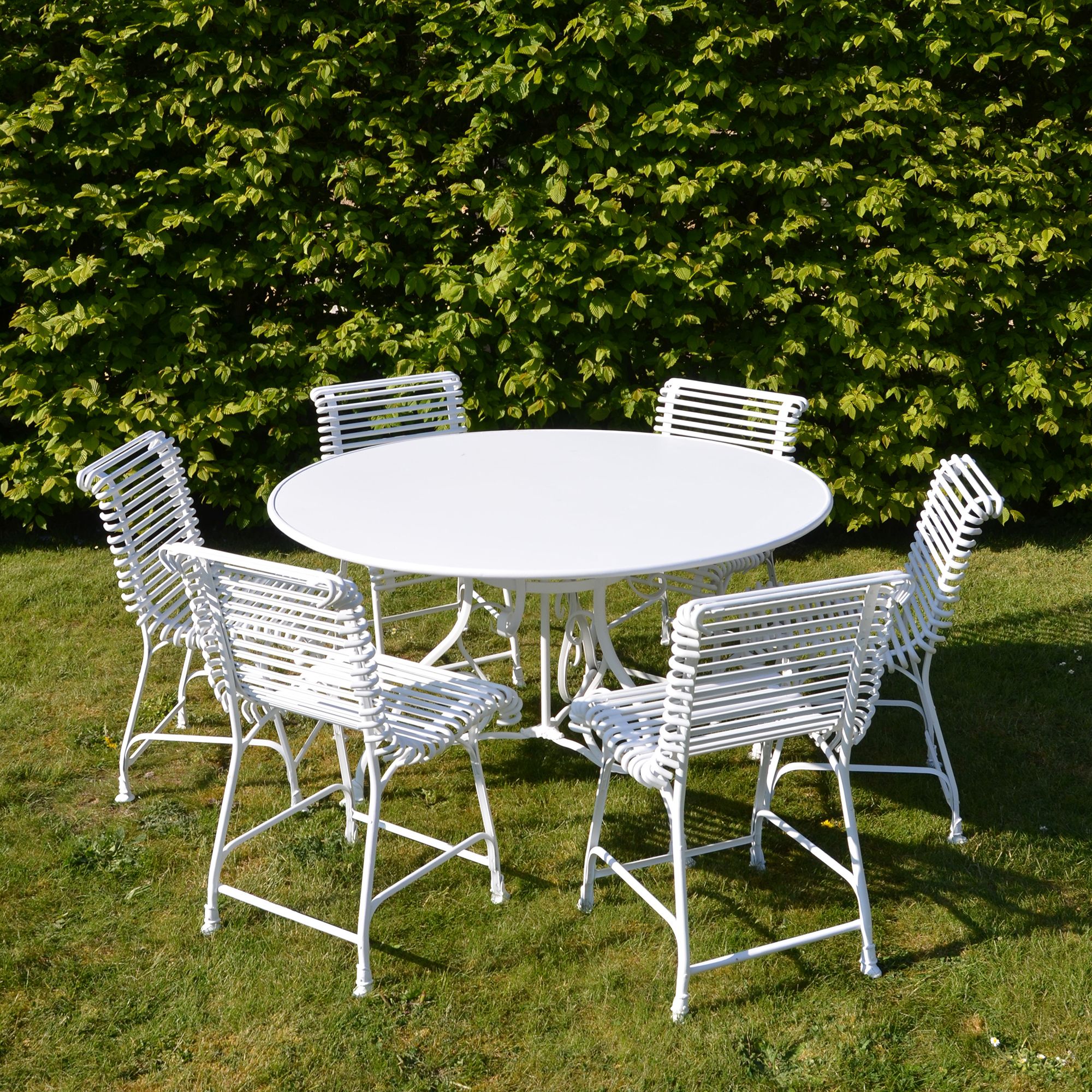 The Large Circular Garden Dining Table | Heritage Handmade Garden